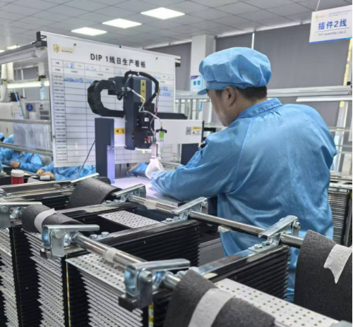 1765269275303759.png 锡膏视觉点胶机现场.png